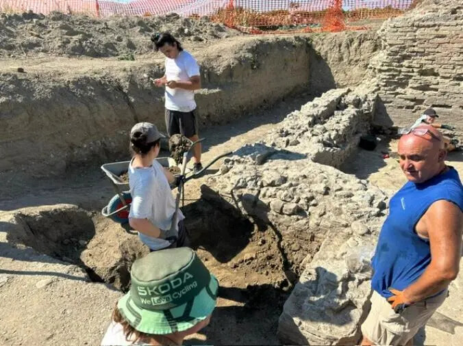 images Campo operativo del Rotary club di Catanzaro agli scavi archeologici di Sellia Marina