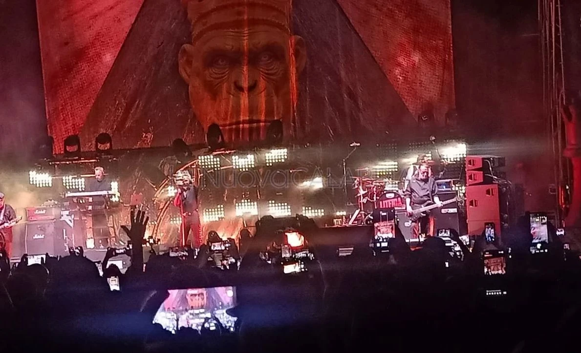 Pelù e i Litfiba incendiano Cosenza: la storia del rock italiano domina la Rendano Arena
