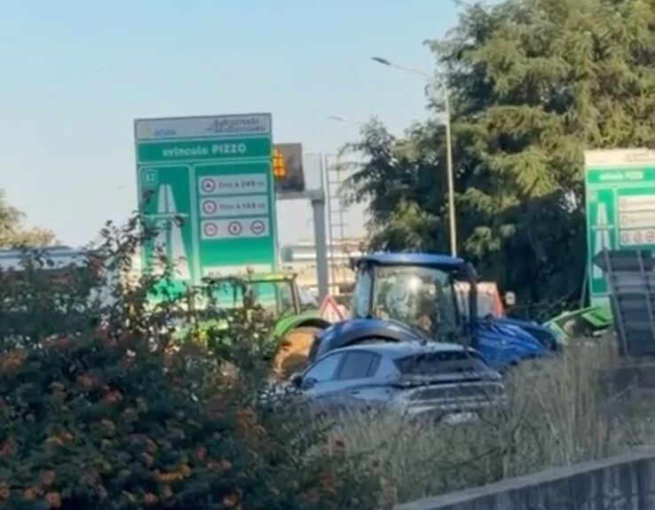 images Prosegue la protesta degli agricoltori: disagi in strada allo svincolo per Pizzo