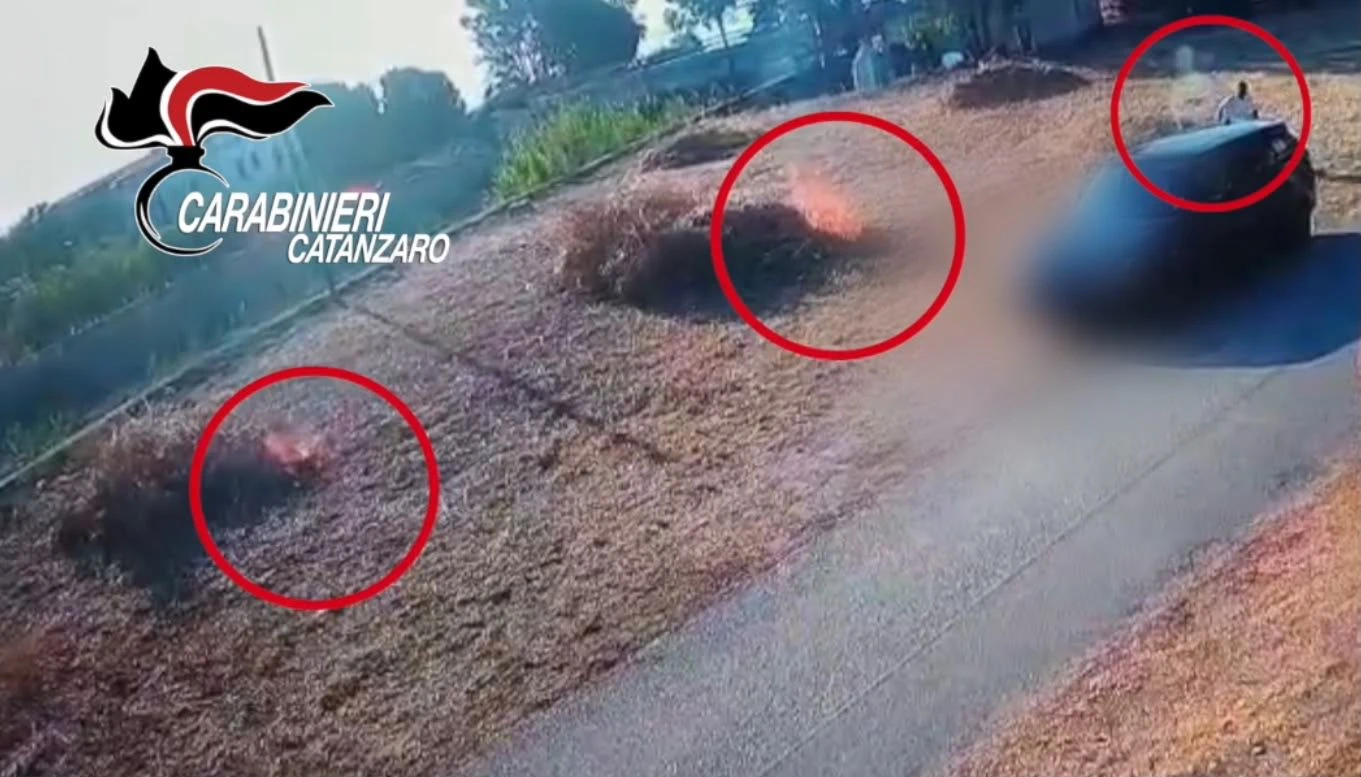 Incendio doloso a Montauro, il video incastra il presunto responsabile: denunciato un 49enne
