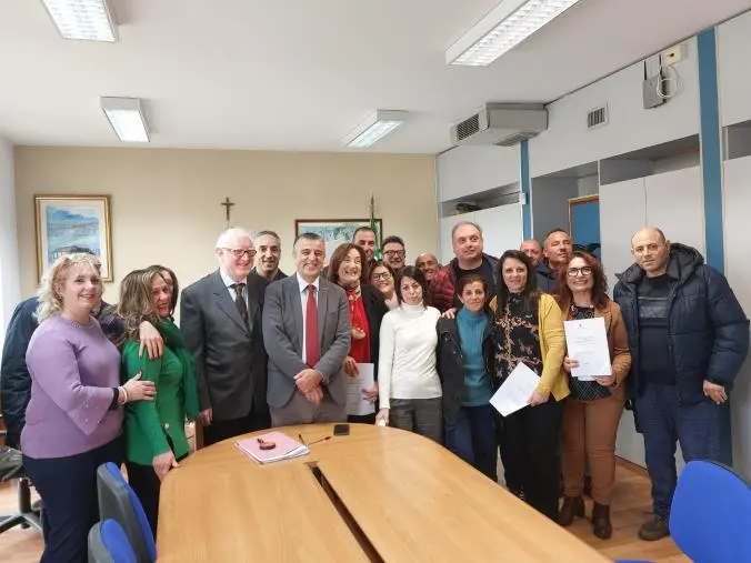 Un bel Natale per 19 dipendenti della Provincia di Vibo: sottoscritto dopo 16 anni il contratto full time images Un bel Natale per 19 dipendenti della Provincia di Vibo: sottoscritto dopo 16 anni il contratto full time