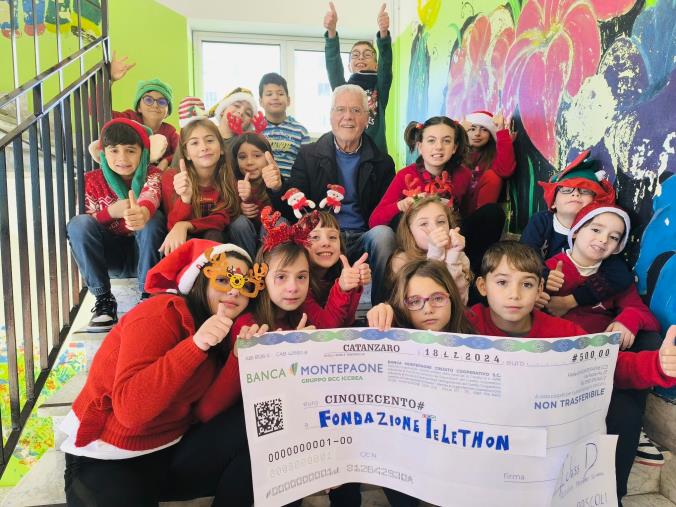 images La IV D della Rodari dona il primo premio del festival della DiversAbilità alla Fondazione Telethon 