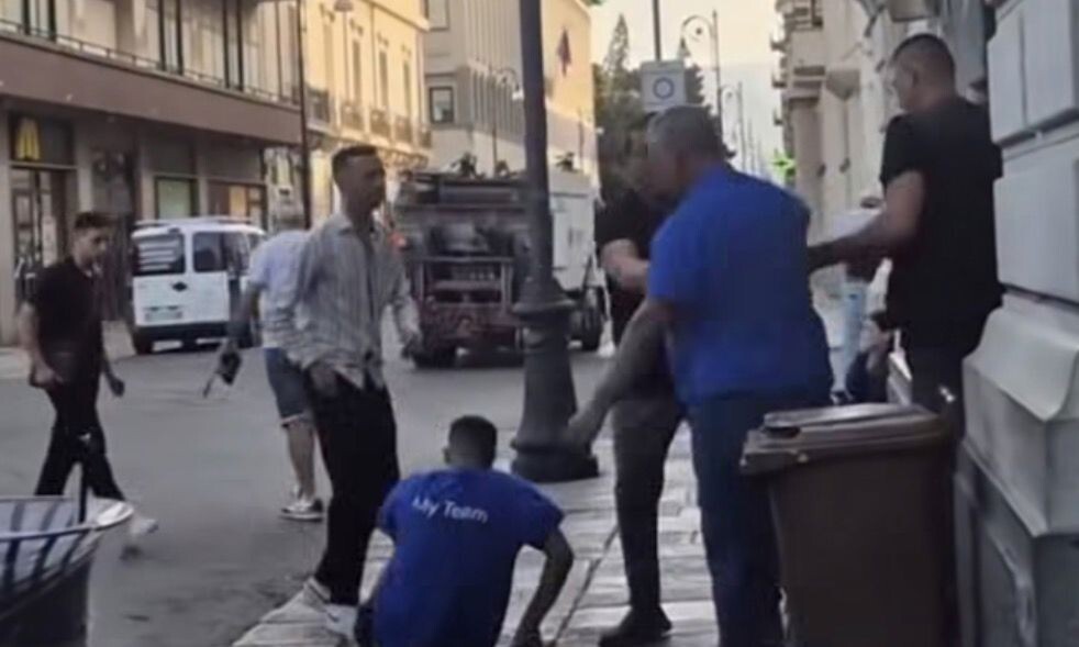 images Reggio, virale video di una rissa tra un autista e alcuni extracomunitari: Atam prende le distanze