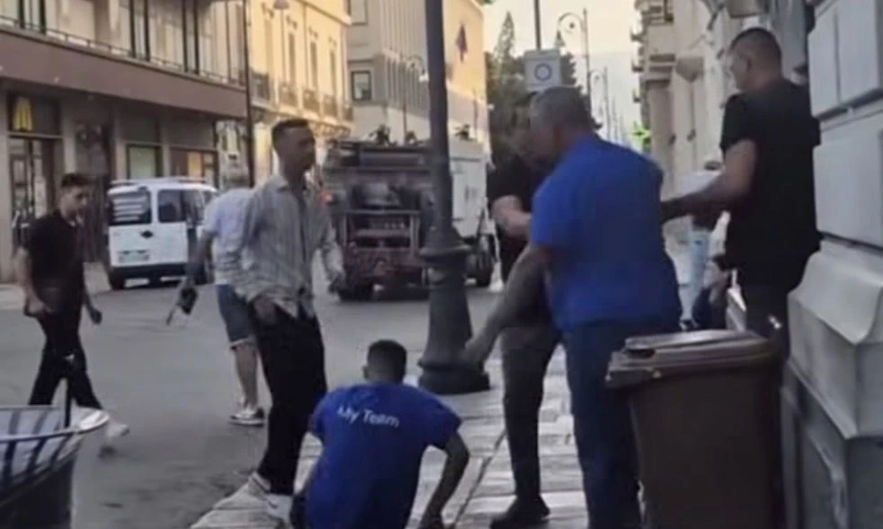 Reggio, virale video di una rissa tra un autista e alcuni extracomunitari: Atam prende le distanze