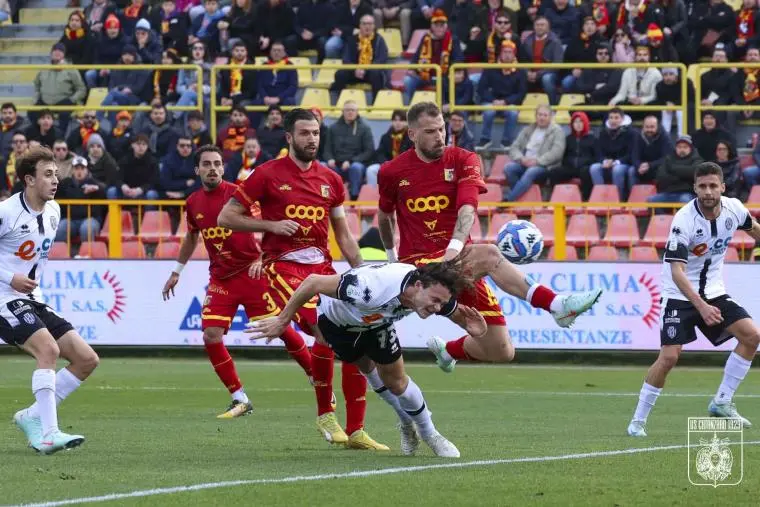 images Serie B, Frosinone e Catanzaro in campo alle 15: le formazioni ufficiali