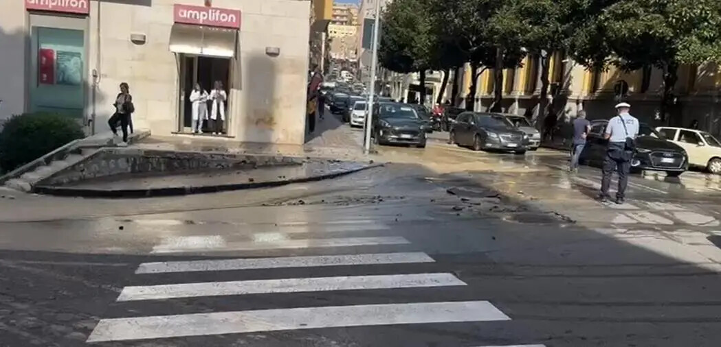 Catanzaro, emergenza in centro: scoppia un tubo in via Indipendenza, strada allagata (VIDEO) images Catanzaro, emergenza in centro: scoppia un tubo in via Indipendenza, strada allagata (VIDEO)