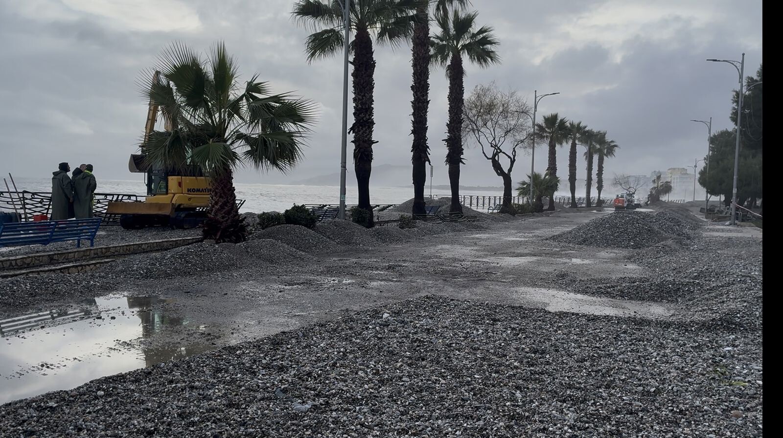 images Interventi sul lungomare di Catanzaro dopo il ciclone Harry: l'invito del Comune a non sostare o passeggiare