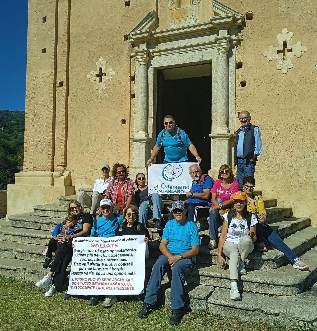 images Calabriando di  Badolato scende in piazza per dire: “Basta paesicidi” 