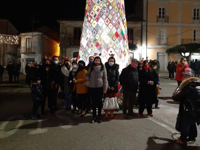 images A Girifalco l'albero di Natale fatto all'uncinetto