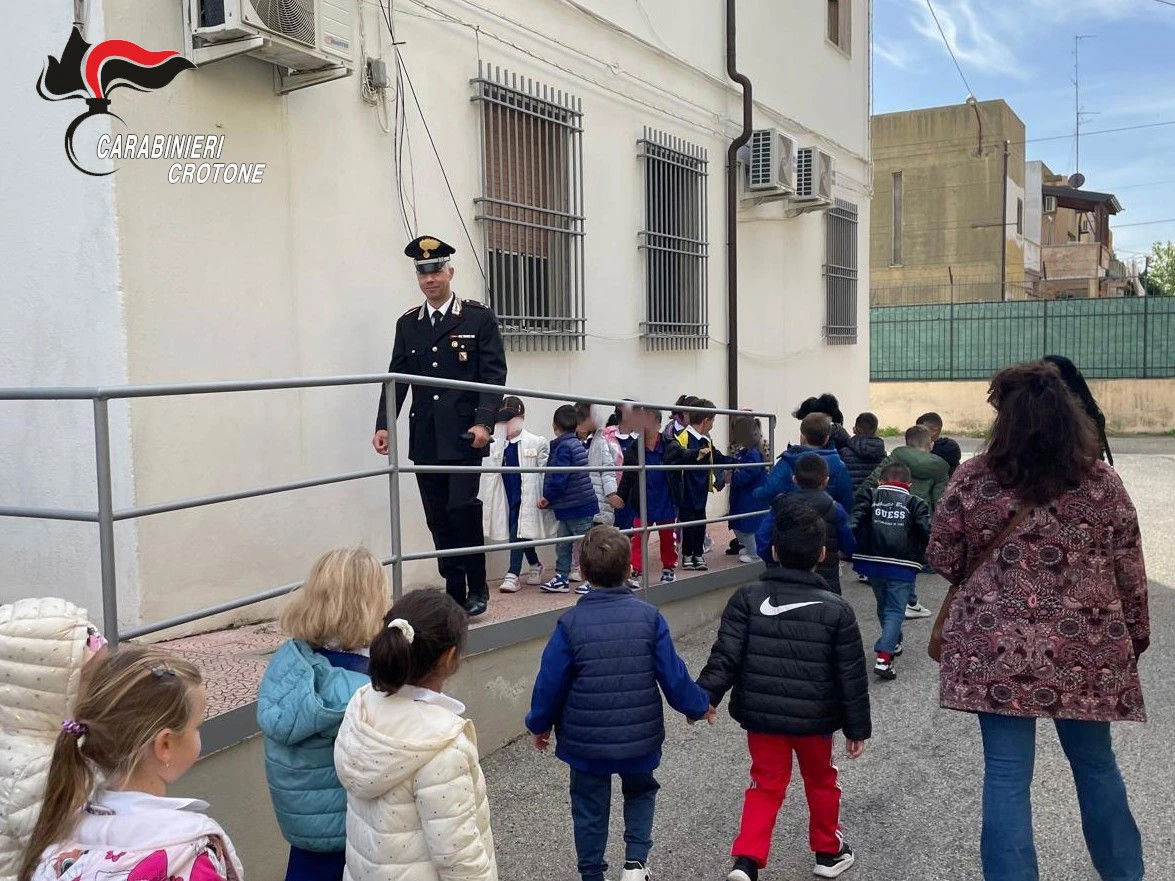 Isola Capo Rizzuto, progetto legalità. I carabinieri della Tenenza ricevono in caserma i bambini della primaria 