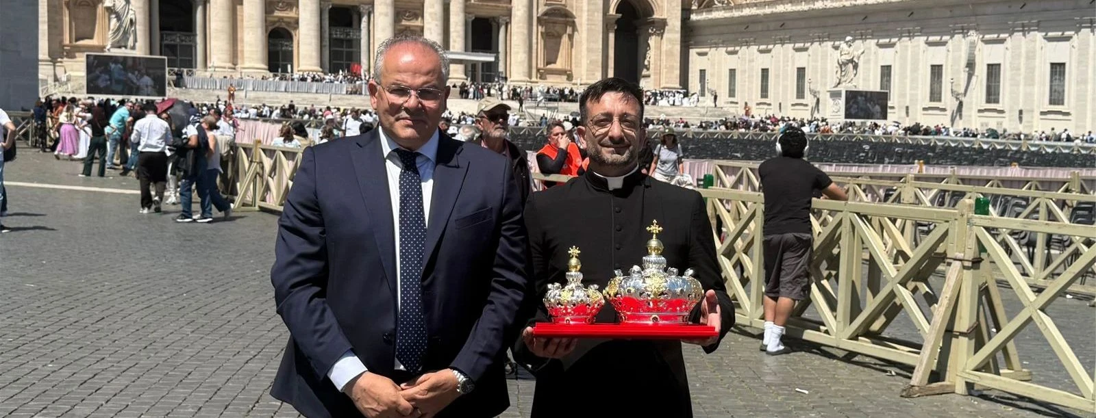Papa Leone XIV benedice le corone per la Madonna del Voto realizzate da Affidato