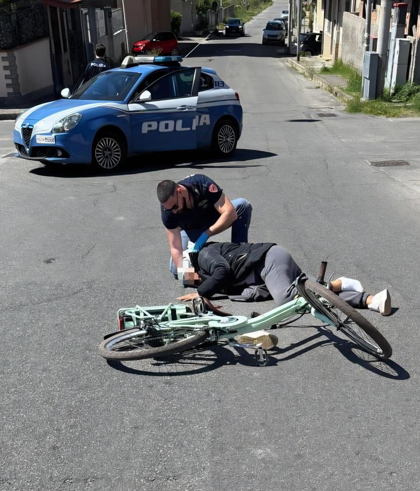 images Cade dalla bicicletta, salvata dalla polizia nel Reggino 
