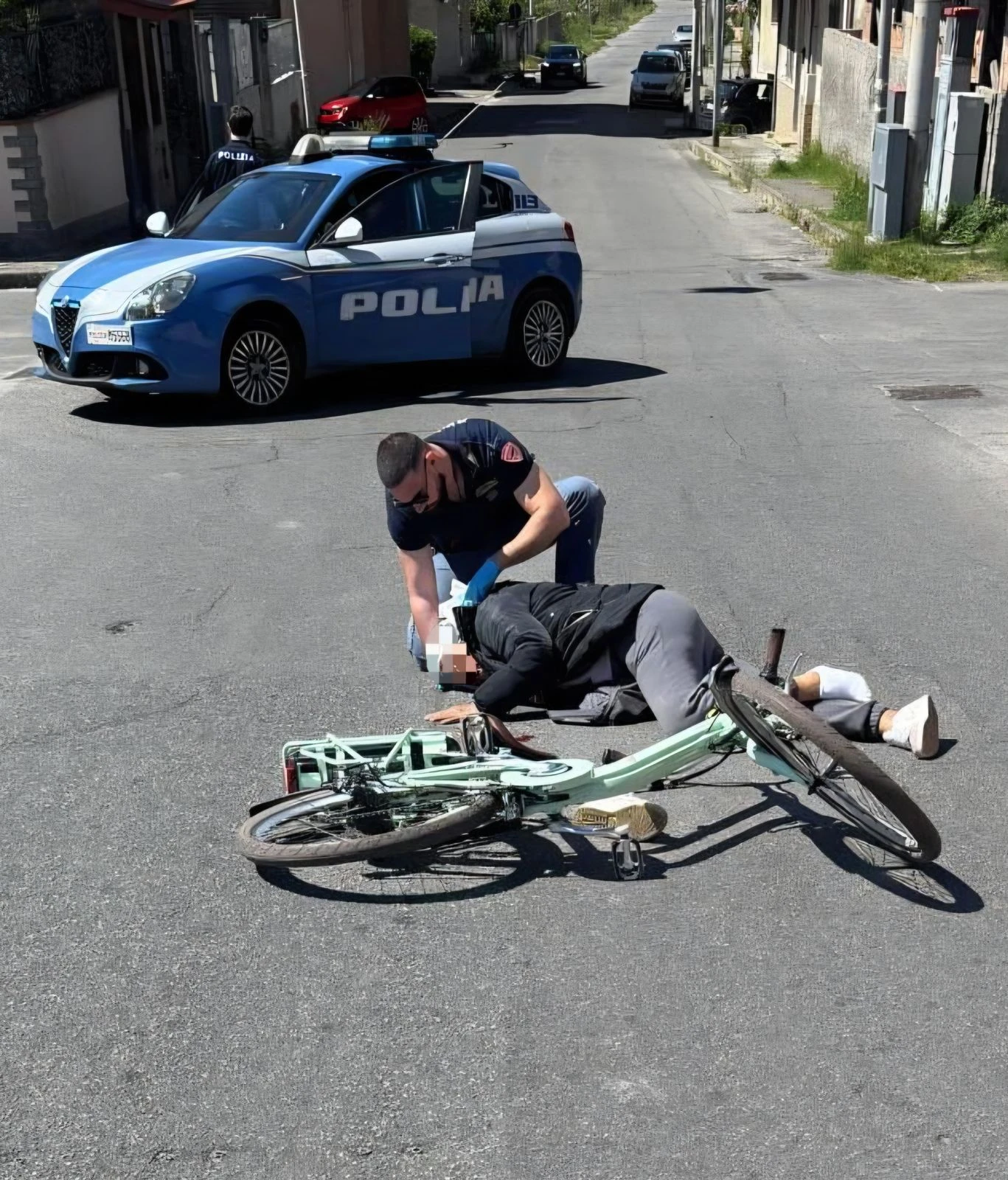 Cade dalla bicicletta, salvata dalla polizia nel Reggino 