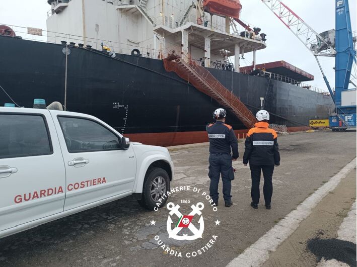 images Corigliano Calabro, la Guardia costiera "ferma" una nave mercantile di bandiera panamense 