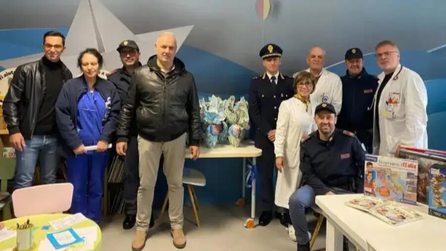 images Pasqua, la Polizia (Reparto prevenzione crimine “Calabria centrale” di Vibo) consegna le uova ai bimbi ricoverati
