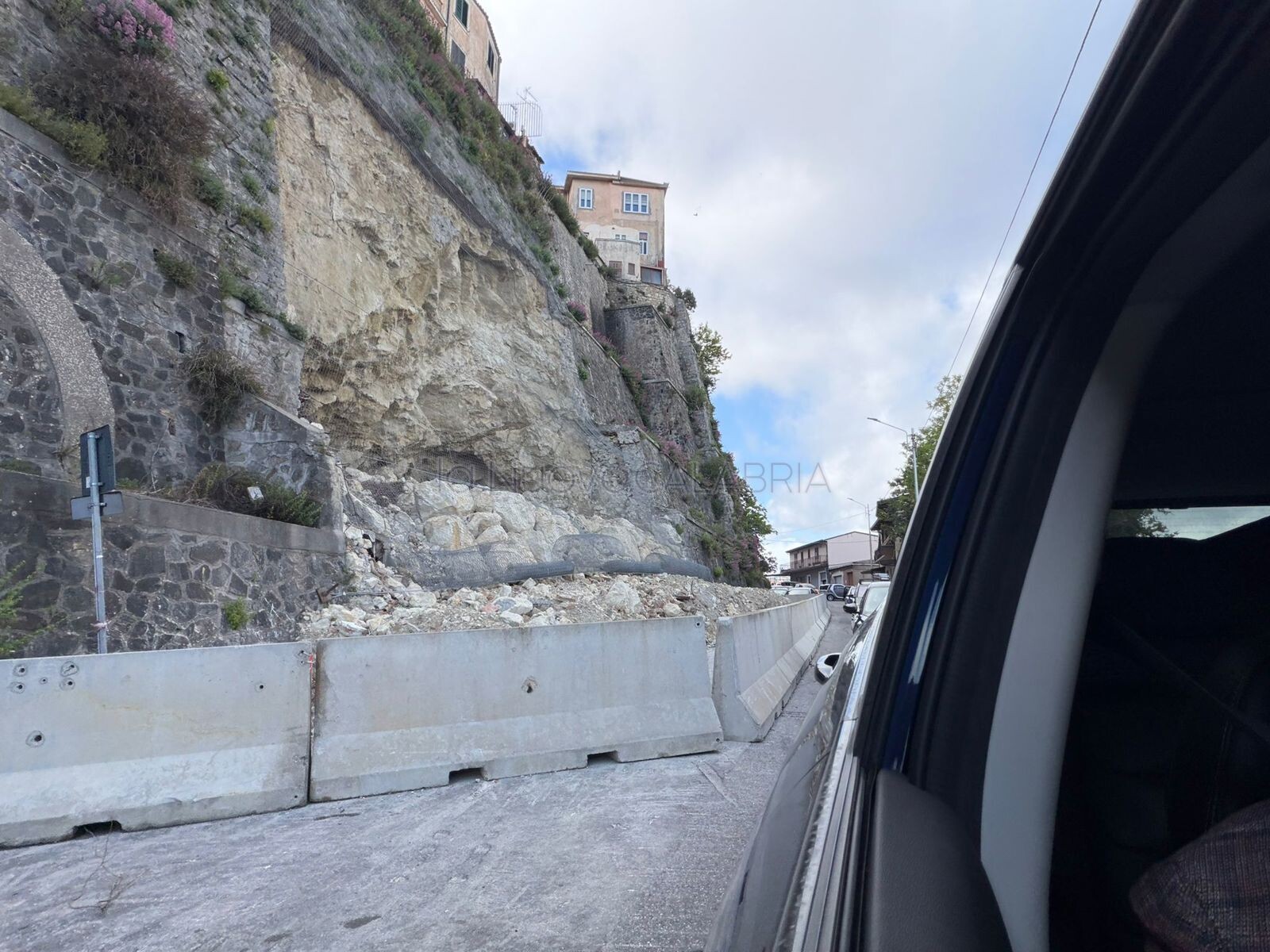 images Muro a rischio e detriti sulla carreggiata: l'allarme di "Noi Amiamo Catanzaro" su via Carlo V