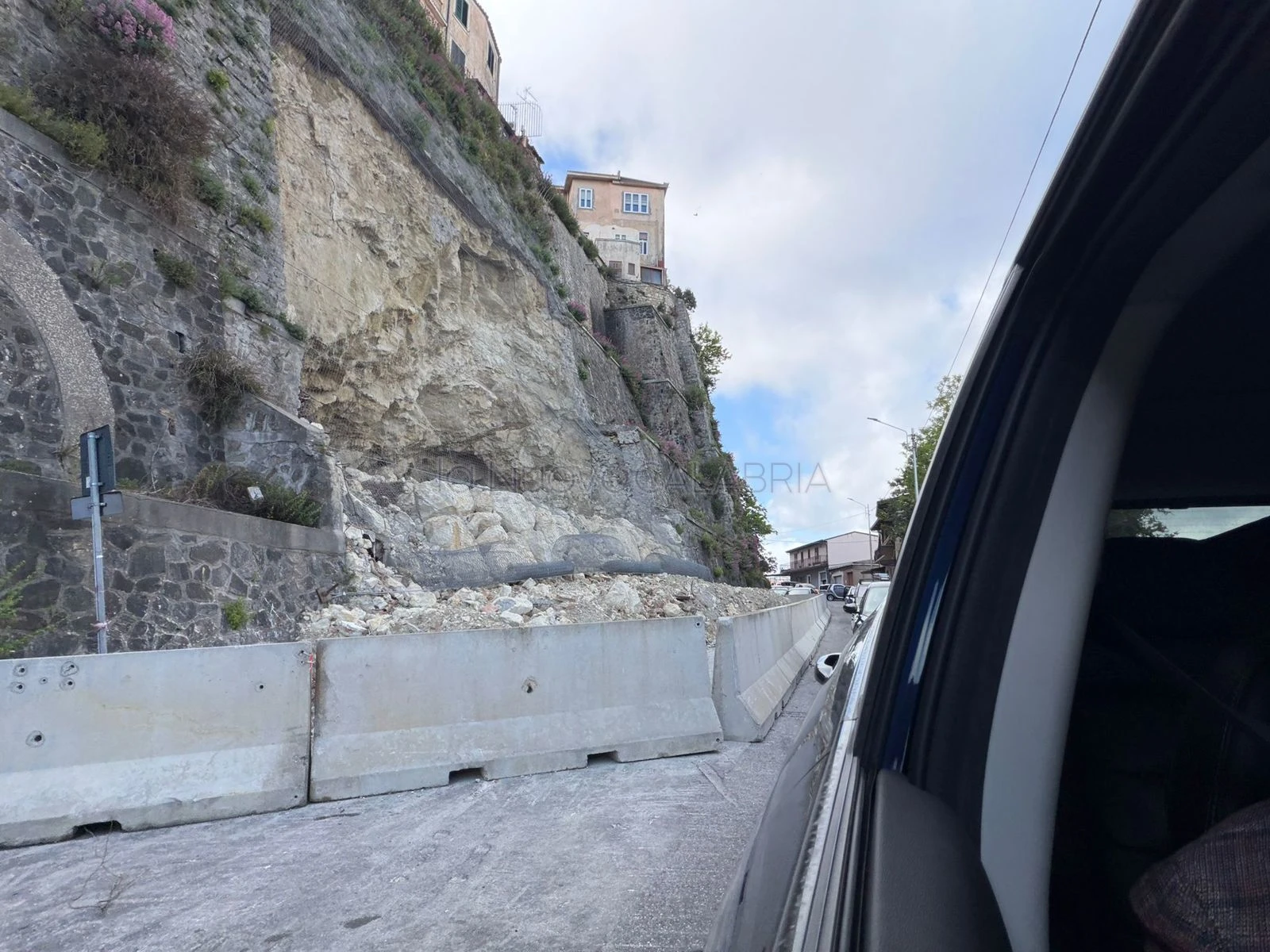 Muro a rischio e detriti sulla carreggiata: l'allarme di "Noi Amiamo Catanzaro" su via Carlo V