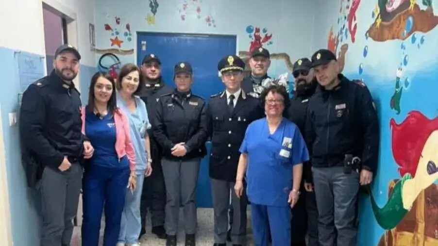 Vibo, la Polizia dona Uova pasquali e un sorriso ai bambini ricoverati images Vibo, la Polizia dona Uova pasquali e un sorriso ai bambini ricoverati