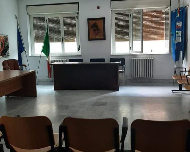 images Petronà, squilibri nella maggioranza: Sindaco da solo in Consiglio e voto contrario dai suoi