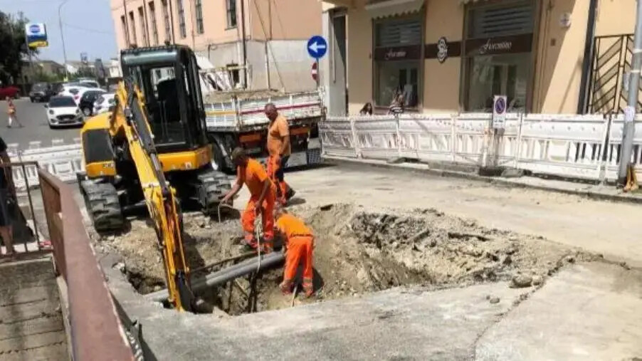images Catanzaro, voragine in Via De Gasperi: iniziati i lavori di ripristino del manto stradale