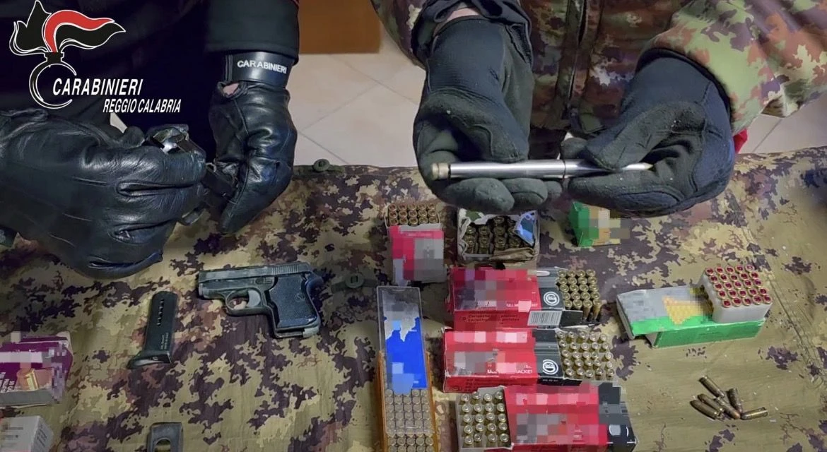 Occultava armi clandestine e una “penna-pistola”: un arresto nel Reggino 