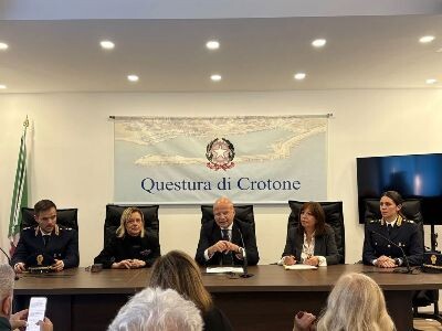 images Crotone, sottoscritto il protocollo tra Polizia e Osservatorio nazionale sul diritto di famiglia a tutela delle vittime della violenza di genere