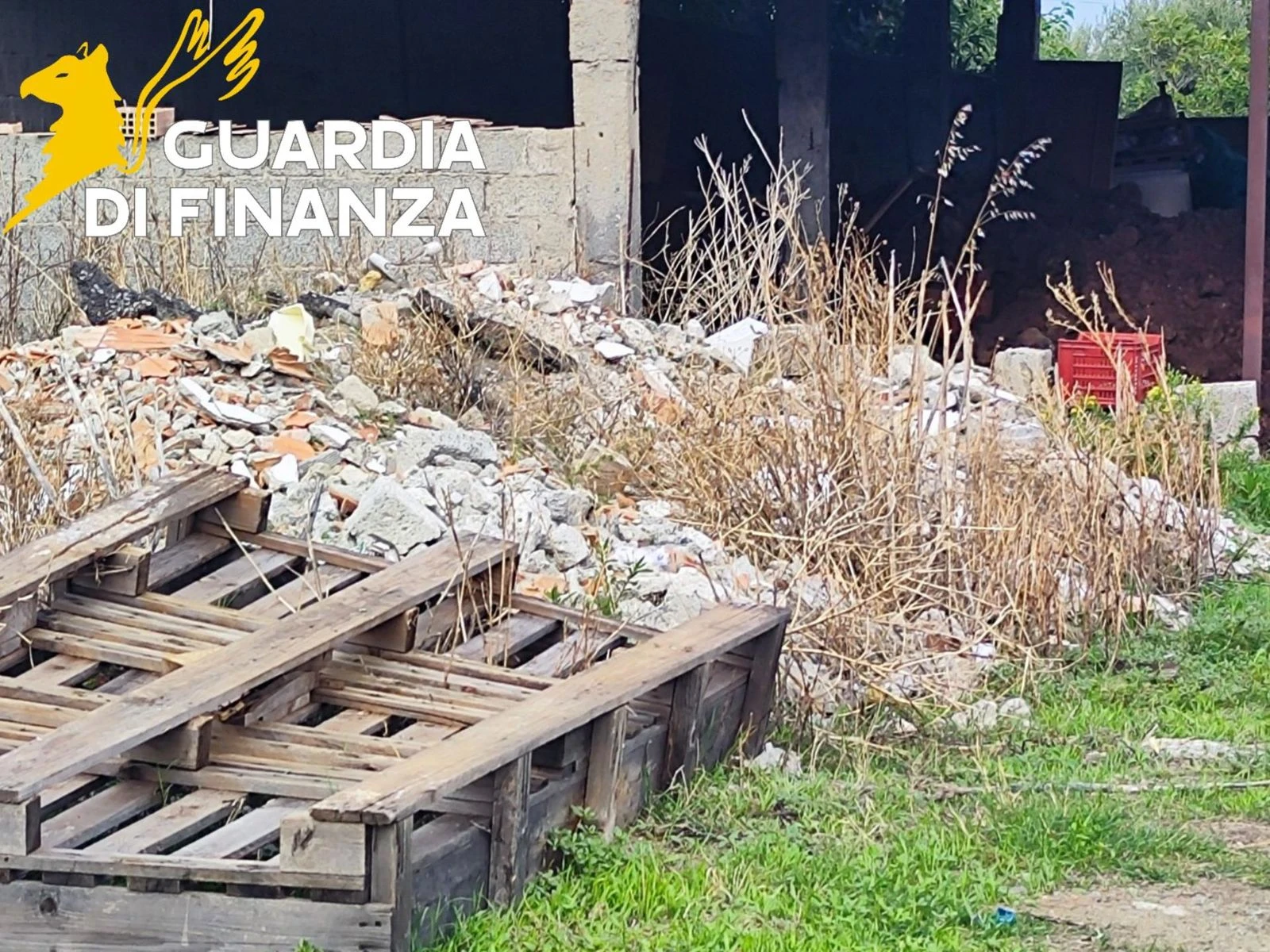 Crotone, sequestrata discarica abusiva in un terreno agricolo a Crucoli:  denunciato il responsabile