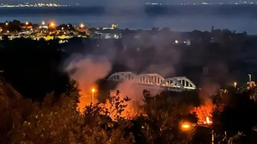 images Incendio a Badolato: fiamme lambiscono la Ss 106 