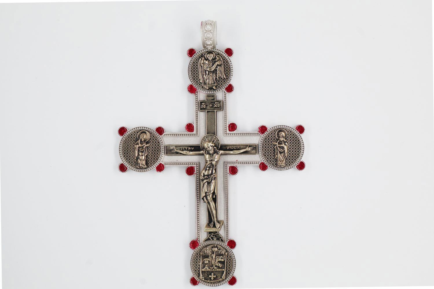 images Il Rotary Club di Rende ha omaggiato il Cardinale Pizzaballa di una preziosa croce realizzata da Gerardo Sacco