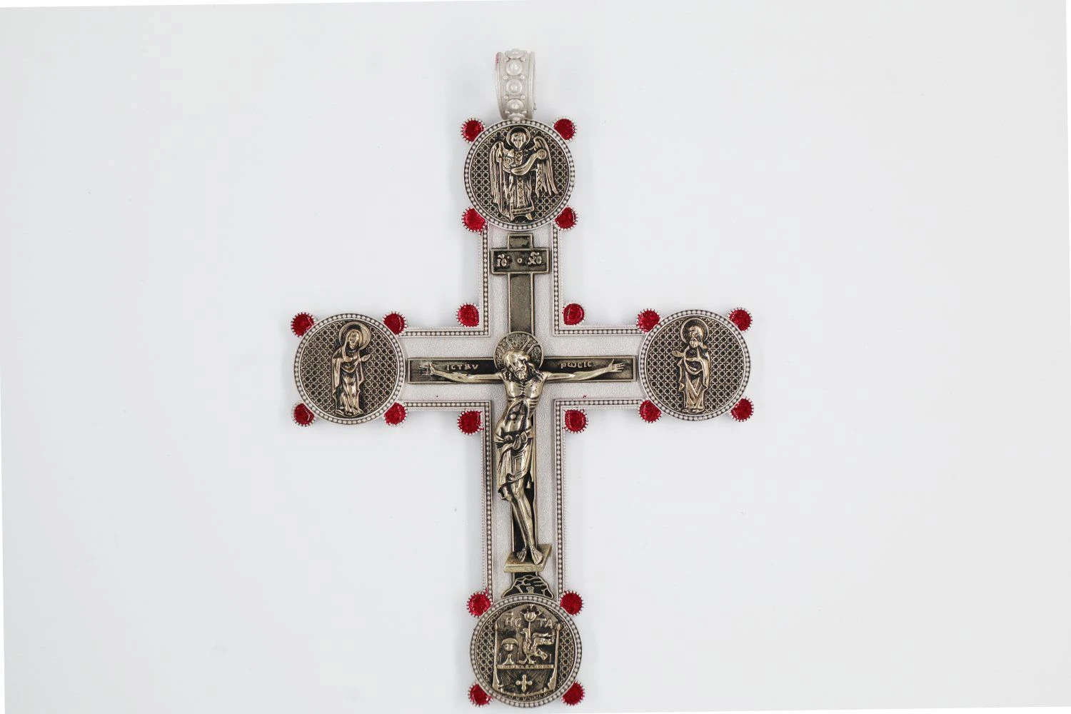 Il Rotary Club di Rende ha omaggiato il Cardinale Pizzaballa di una preziosa croce realizzata da Gerardo Sacco