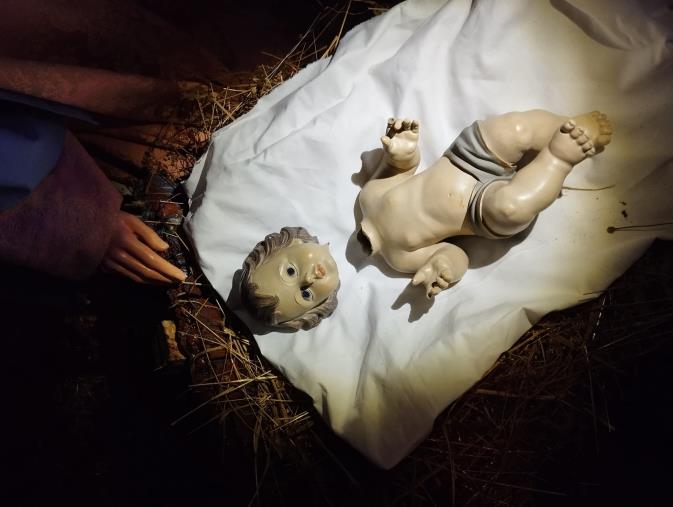 images Girifalco, mozzata la testa al Gesù Bambino nel presepe di Taduasi
