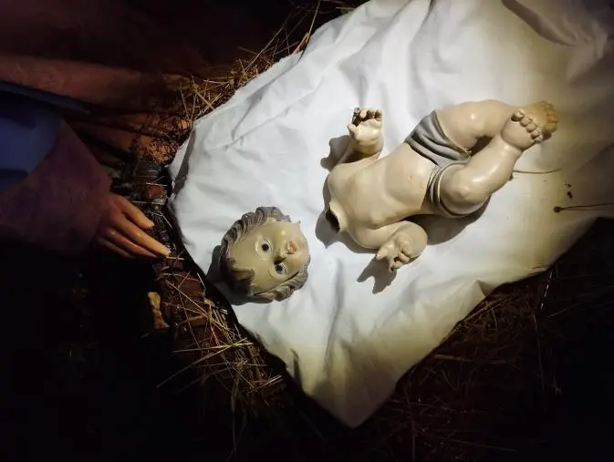 images Girifalco, mozzata la testa al Gesù Bambino nel presepe di Taduasi

