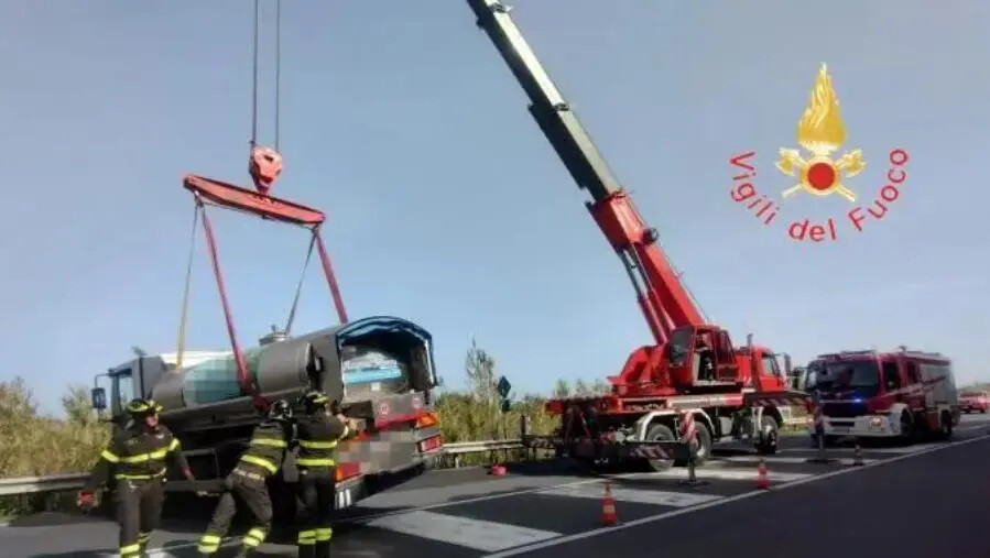 Camion sfonda il guardrail sulla SS106 a Sant’Andrea: intervento dei Vigili del Fuoco images Camion sfonda il guardrail sulla SS106 a Sant’Andrea: intervento dei Vigili del Fuoco