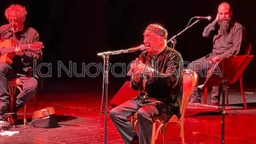 images Ottant'anni di musica, teatro, colore e poesia: grande festa al Politeama per Peppe Barra