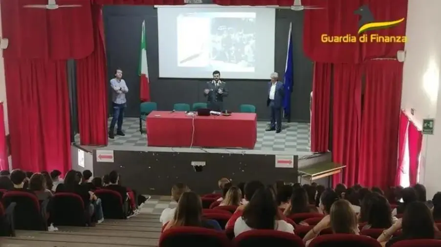 images Cosenza, la Guardia di Finanza incontra gli studenti per la cultura della legalità