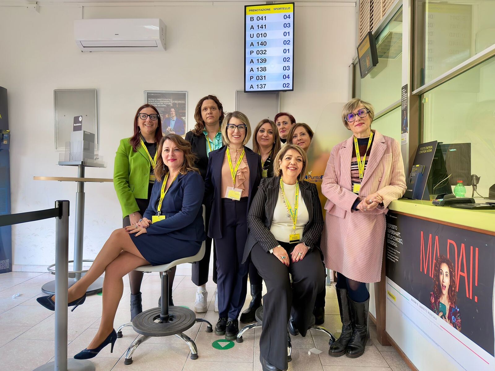 images Poste, a Crotone l'ufficio più rosa della Calabria: tra le sportelliste un arbitro professionista  