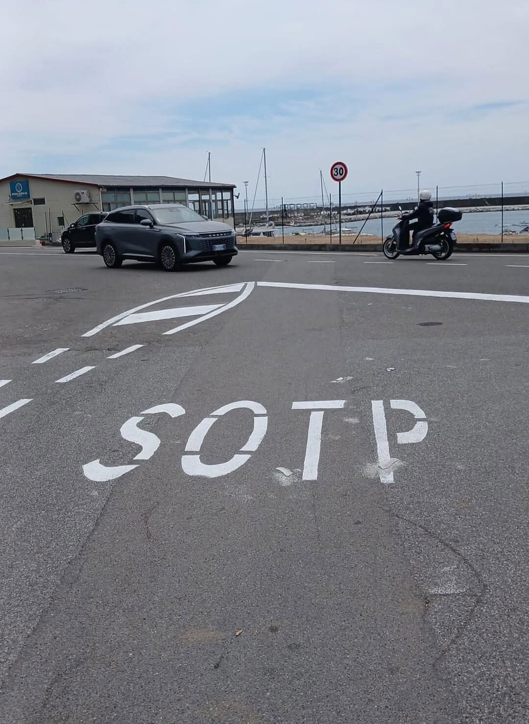 "SOTP", la segnaletica orizzontale sbagliata che sui social va virale e fa sorridere Catanzaro images "SOTP", la segnaletica orizzontale sbagliata che sui social va virale e fa sorridere Catanzaro