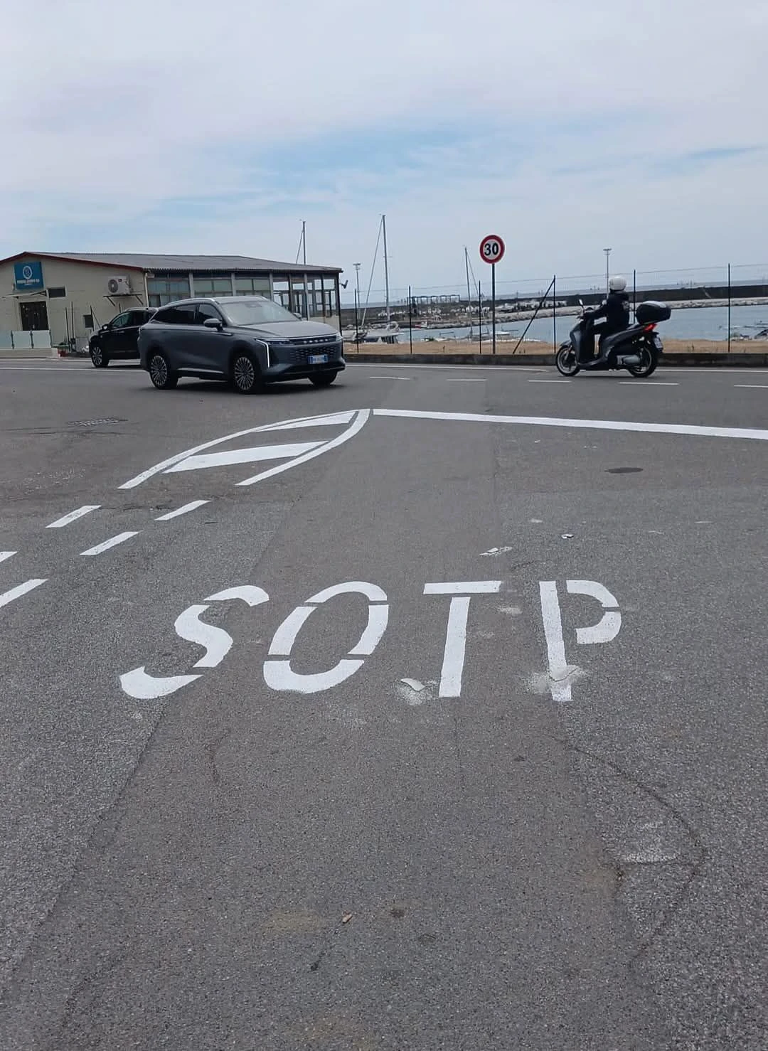 "SOTP", la segnaletica orizzontale sbagliata che sui social va virale e strappa un sorriso a Catanzaro