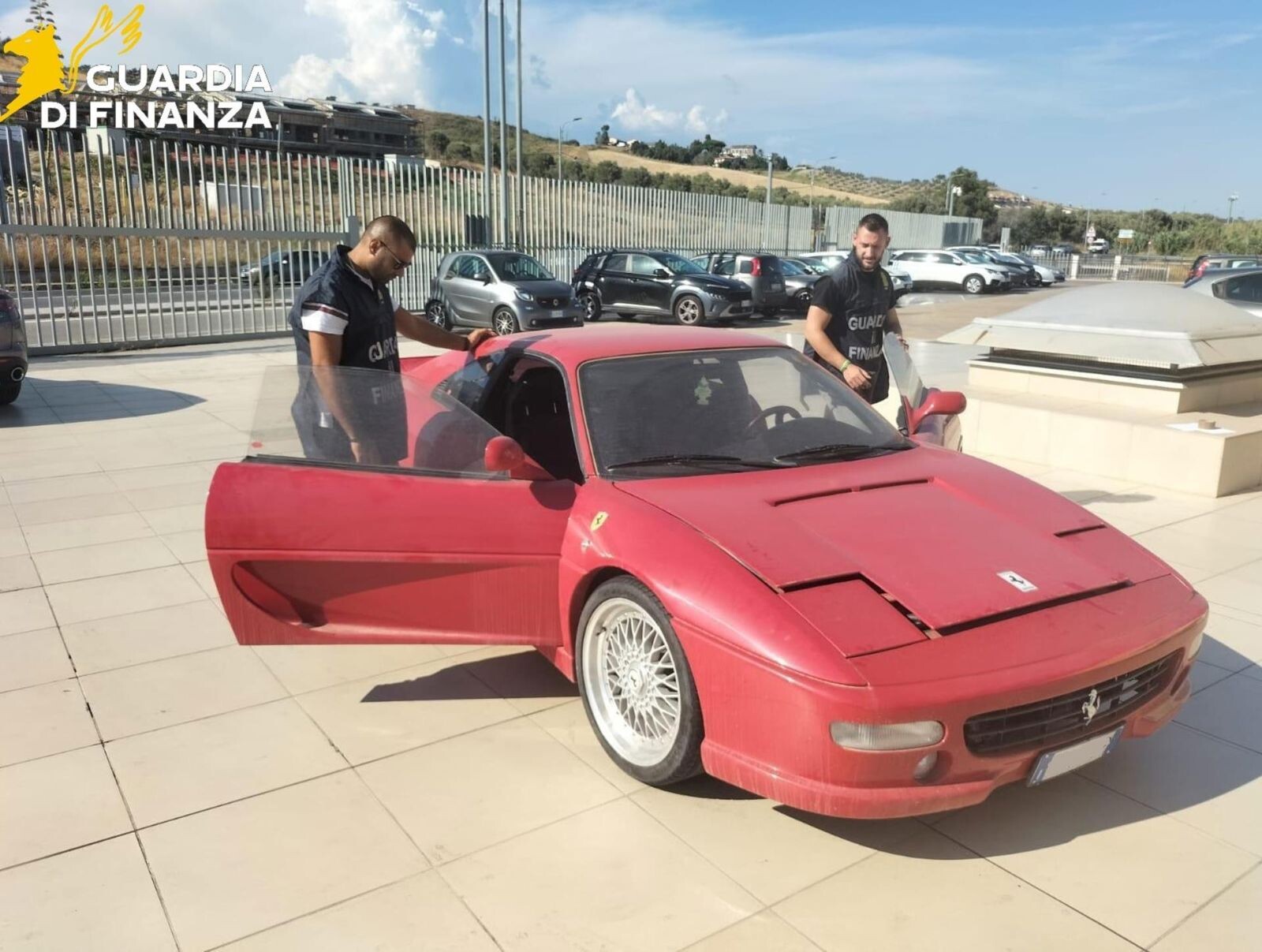 images Catanzaro, confiscata e distrutta una 'falsa' Ferrari (VIDEO)