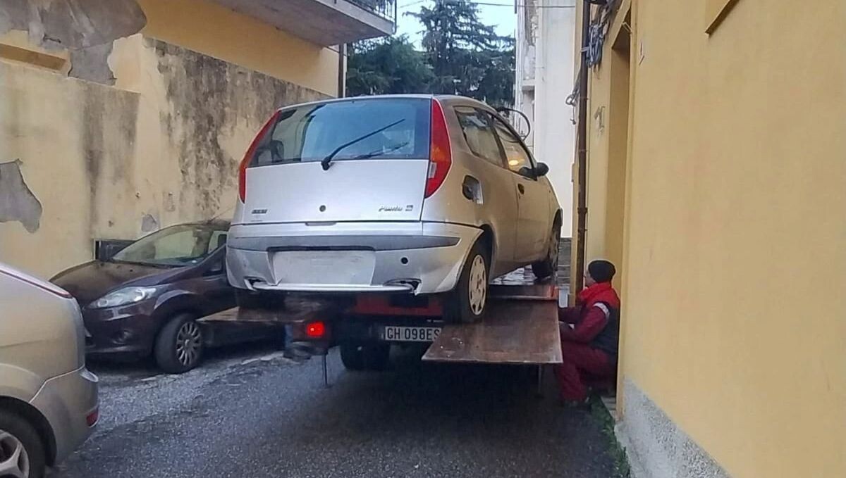images Catanzaro, la Polizia Locale rimuove 16 veicoli abbandonati dal centro storico al quartiere Aranceto