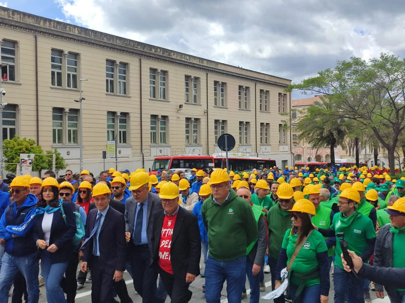 Catanzaro, la marcia silenziosa di CGIL, CISL e UIL per dire basta alle morti sul lavoro