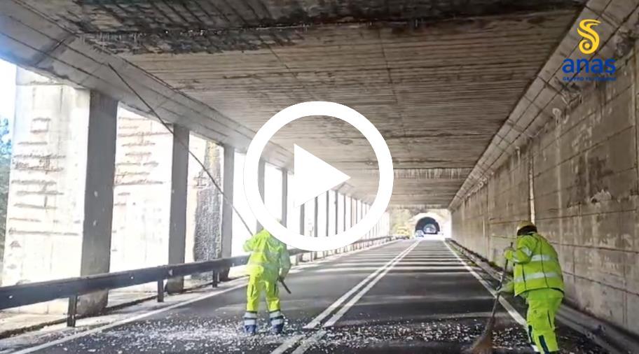 Freddo sulla Sila, Anas impegnata nel rimuovere le stalattiti dalle gallerie (VIDEO) images Freddo sulla Sila, Anas impegnata nel rimuovere le stalattiti dalle gallerie (VIDEO)