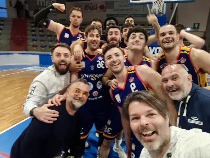 images Basket Academy corsara compie una grande impresa regolando a domicilio Air Basket Termoli 54-65