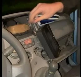 Crotone, droga nascosta in un vano dietro l’autoradio: 2 arresti 