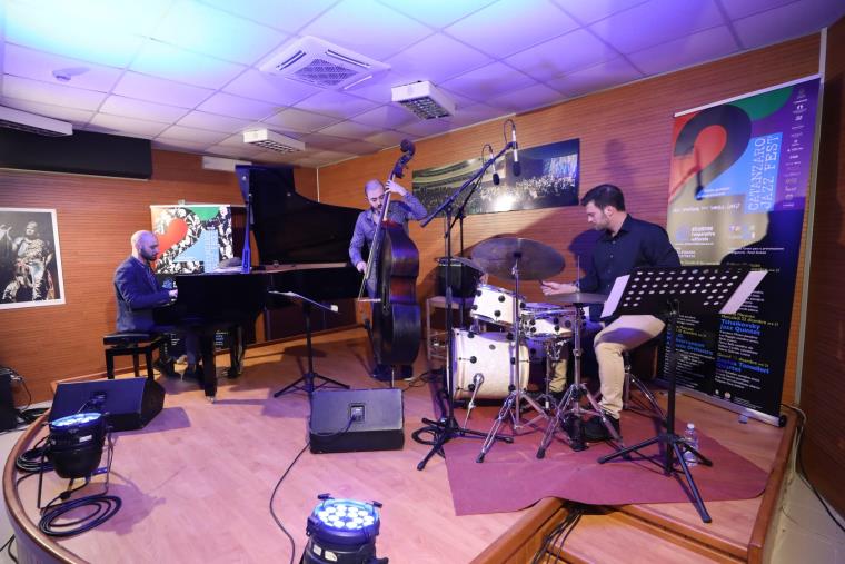 images XXI edizione di Catanzaro Jazz Fest: il 21, 22 e 23 dicembre oltre ai concerti anche un "Piano Day"

21-22-23 dicembre 2021
