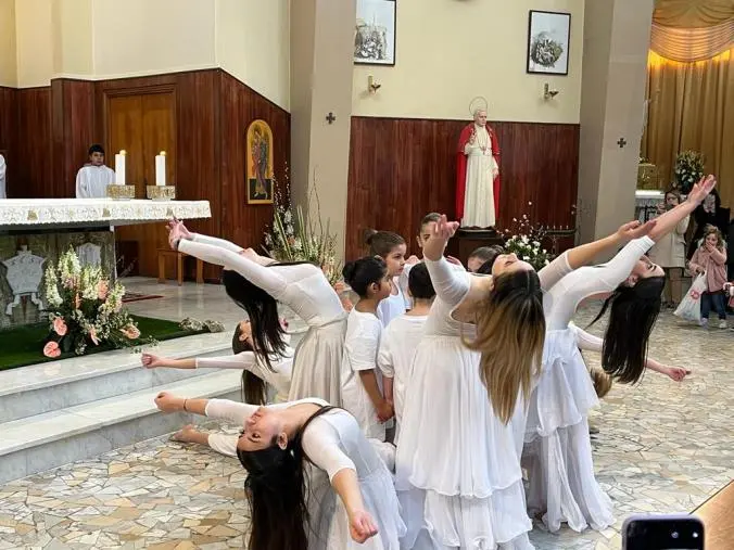Catanzaro, liturgia di Pasqua nella chiesa di San Pio X allietata da allievi e allieve della scuola di danza Luisa Squillacioti  images Catanzaro, liturgia di Pasqua nella chiesa di San Pio X allietata da allievi e allieve della scuola di danza Luisa Squillacioti