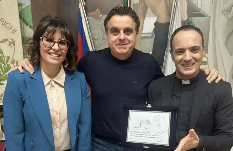 Don Francesco Cristofaro presenta il suo ultimo libro a Simeri Crichi: premiato dal Comune images Don Francesco Cristofaro presenta il suo ultimo libro a Simeri Crichi: premiato dal Comune