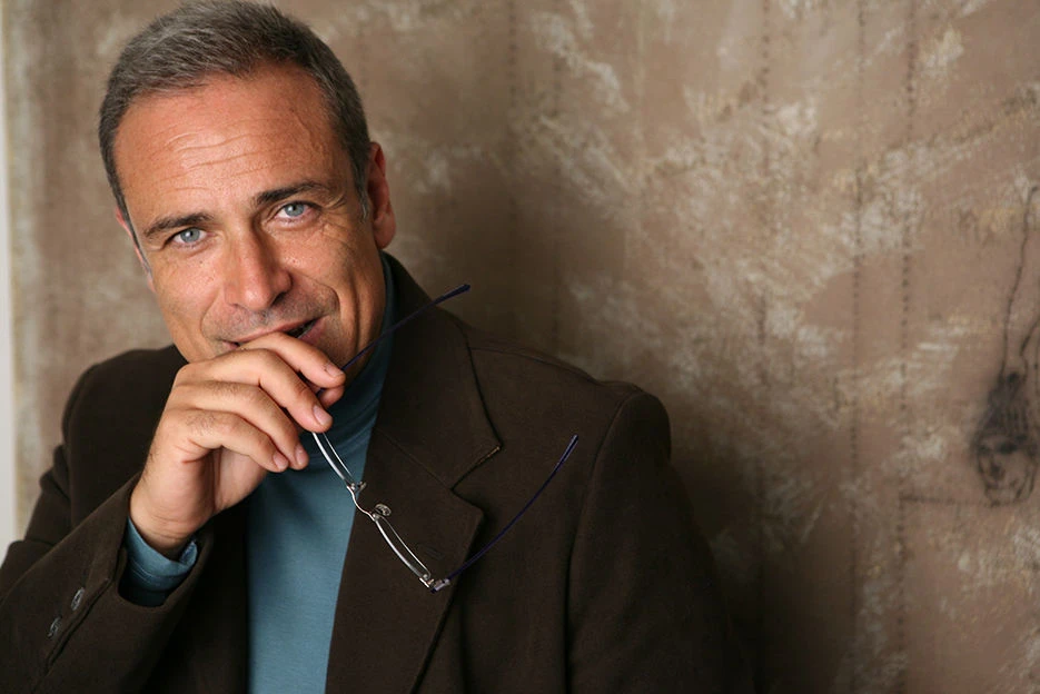 Enzo De Caro tra musica e parole porta in scena un inedito Carosone al Teatro Politeama di Catanzaro