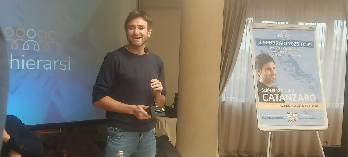 Alessandro Di Battista a Catanzaro per presentare “Schierarsi”: “M5S per me il passato, guardo avanti” images Alessandro Di Battista a Catanzaro per presentare “Schierarsi”: “M5S per me il passato, guardo avanti”