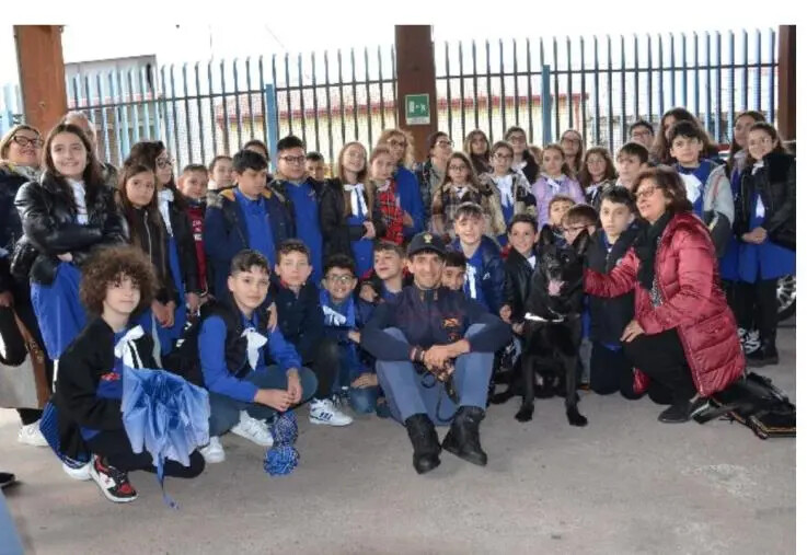 Gli alunni del Comprensivo “D. Alighieri - Marconi” di Petilia Policastro in visita negli uffici della Questura images Gli alunni del Comprensivo “D. Alighieri - Marconi” di Petilia Policastro in visita negli uffici della Questura